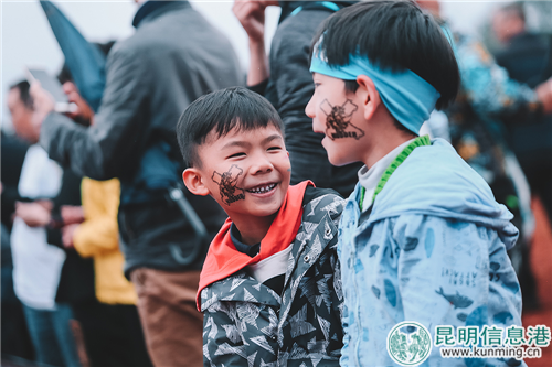 参加亲子赛的小朋友