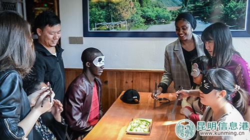 “蒙眼猜菜”环节，大家尝老挝菜柠檬蒸鱼。记者刘雄斌摄