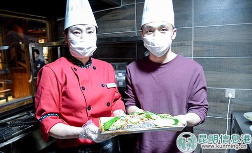 程墨烹制的柠檬蒸鱼出炉。记者刘雄斌摄