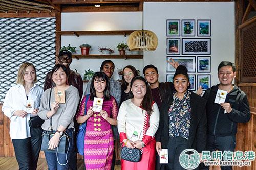 10位外国友人一起合影留念。记者刘雄斌摄