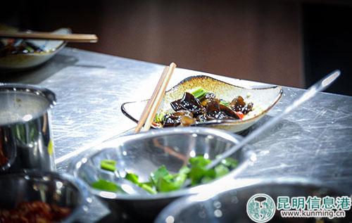 外国友人拌的傣味木耳。记者刘雄斌摄