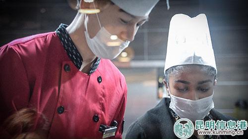 厨师教玛丽做傣味木耳。记者刘雄斌摄