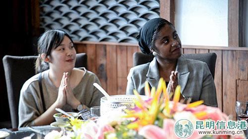 泰国的英英左边和法国的贝贝为他人的分享鼓掌。记者刘雄斌摄