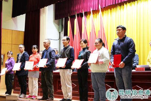 优秀学员上台领奖