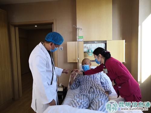 秦学祥主任为患者检查