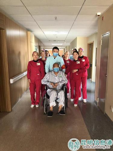 郑先生与医护人员合影