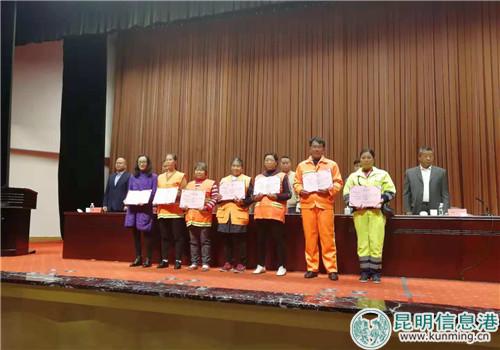 环卫工人代表接受表彰_副本 环卫工人代表接受表彰_副本