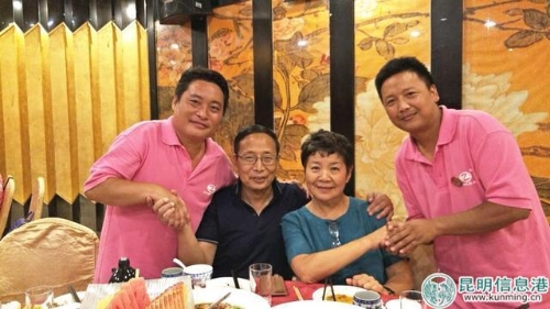 当年就读福贡周林希望小学的学生，如今中师毕业后又回到学校教书育人的老师与周林夫妇相聚在北京。