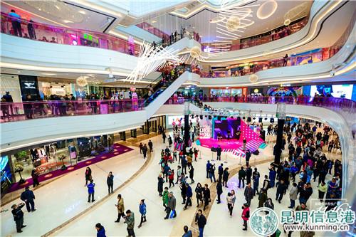 商场没停电时的情形。记者李莹 摄