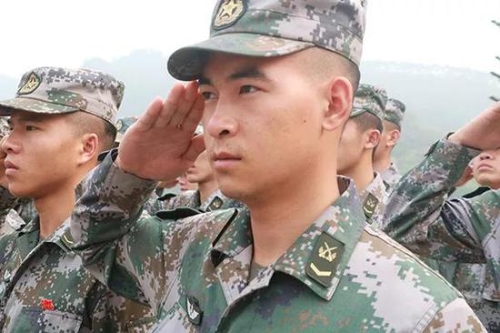 杜富国与战友一起祭奠革命先烈时,向革命烈士行军礼。杨萌 图