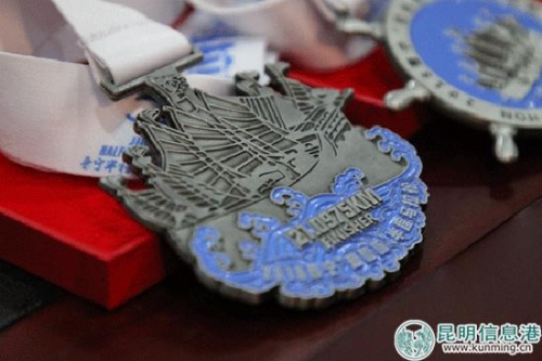 半马奖牌--记者薛江涛摄 半马奖牌--记者薛江涛摄