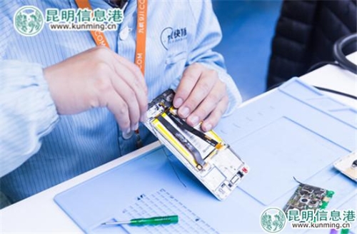 工程师正在维修手机