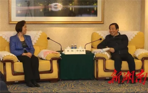 省委副书记、省长许达哲向全国政协副主席、台盟中央主席苏辉等嘉宾介绍湖南文化事业发展情况。湖南日报记者 赵持 摄