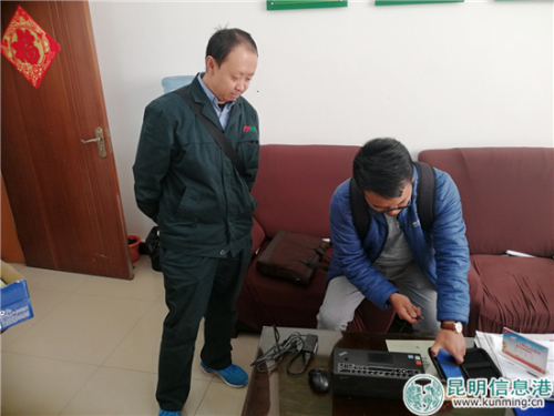 张先生检查自己的笔记本 张先生检查自己的笔记本