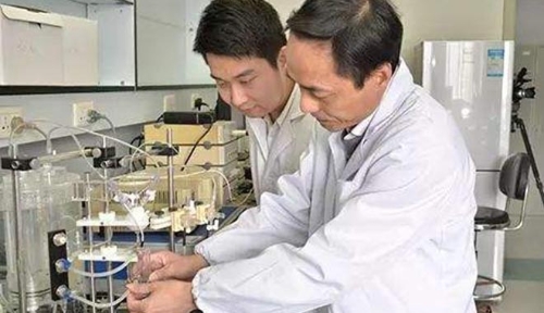 王逸平（右）与同事做实验