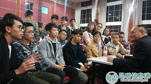 企业家与高校学生面对面交流。 企业家与高校学生面对面交流。