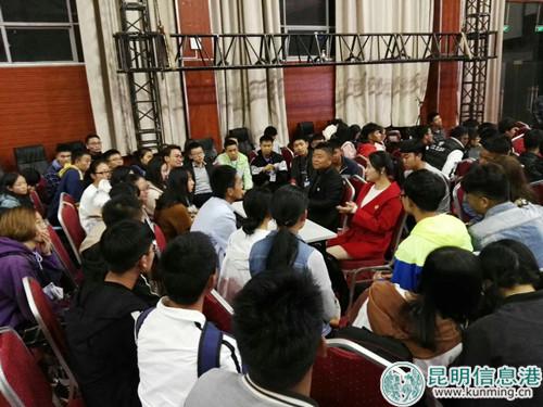 面对面交流。 面对面交流。