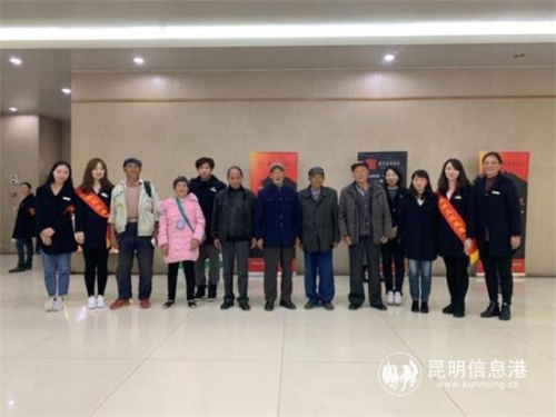 当天接受昆明剧院“文化惠民”帮扶的老人，年龄最大的已达83岁。