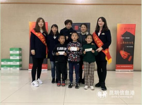 当天接受昆明剧院“文化惠民”帮扶的小朋友们。