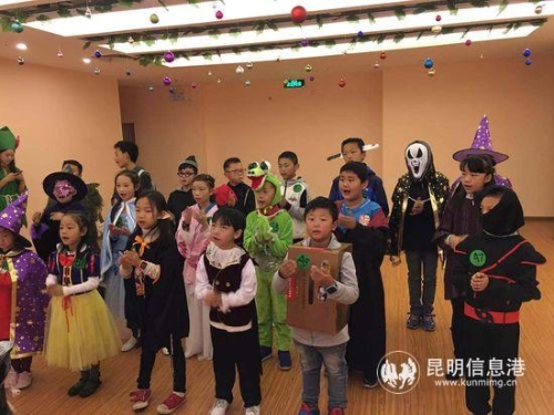 孩子们在学校中自己化妆扮演偶像角色。