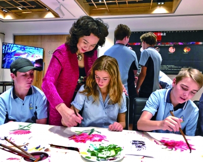 澳大利亚青少年饶有兴致地体验中国画创作 澳大利亚青少年饶有兴致地体验中国画创作