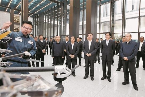 12月14日上午,李希与陈豪、阮成发等一同考察中国南方电网有限公司。本报记者 雷桐苏 摄 12月14日上午,李希与陈豪、阮成发等一同考察中国南方电网有限公司。本报记者 雷桐苏 摄