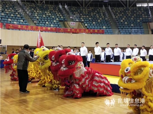与会领导为舞狮点睛