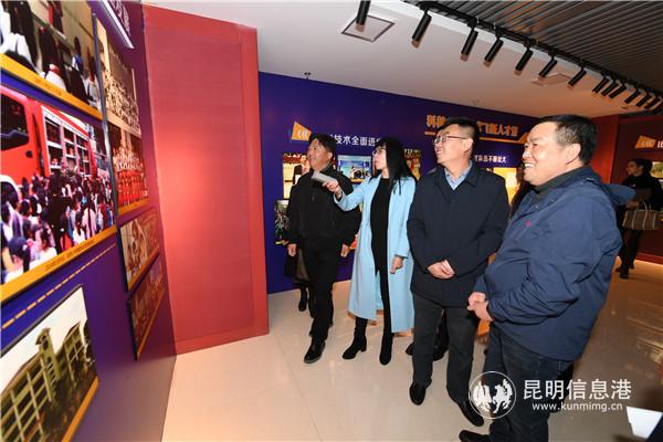 安宁市有关领导参观图片展。宋玉昆供图