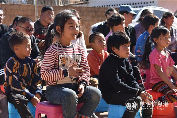 由于通达条件不佳，布德龙三个村小组的孩子求学之路十分艰难。张蕊摄