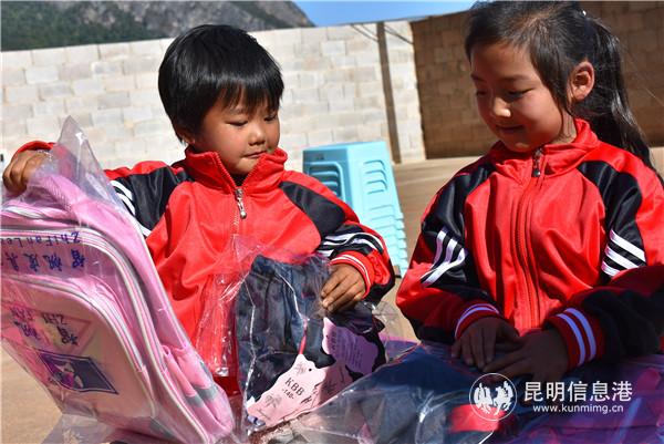 接过新校服，孩子们都开心地试穿起来。