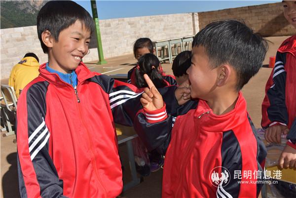 接过新校服，孩子们都开心地试穿起来。张蕊摄