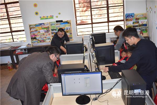 爱心企业代表，教孩子们如何使用电脑进行日常学习。张蕊摄