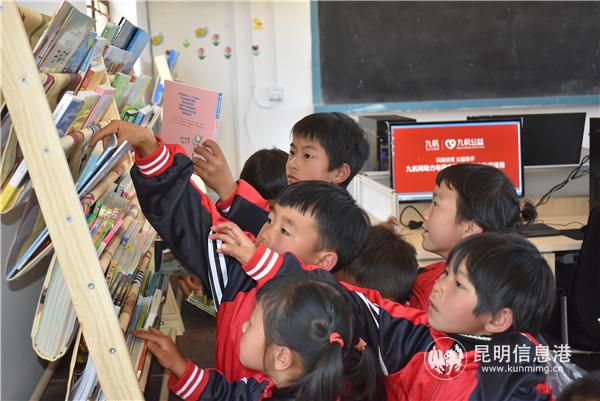 看到爱心图书角里的书籍，孩子们都争先恐后地挑选起来。张蕊摄