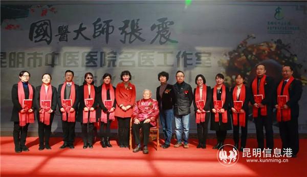 众弟子与张震合影