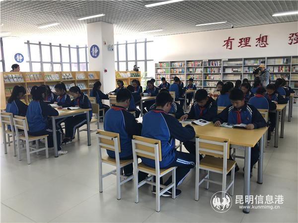 开设每周三节的图书阅览课