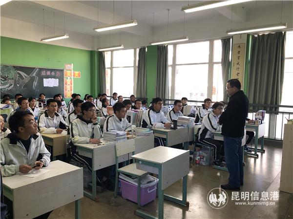 通过“三名工程”让学生接受全方位的优质教育