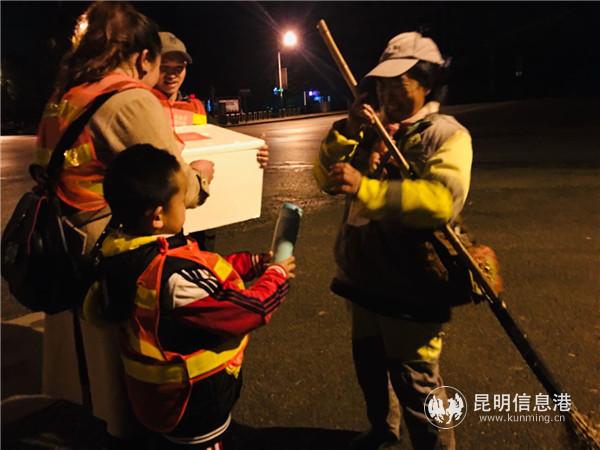 图二 正在递姜茶的温暖瞬间