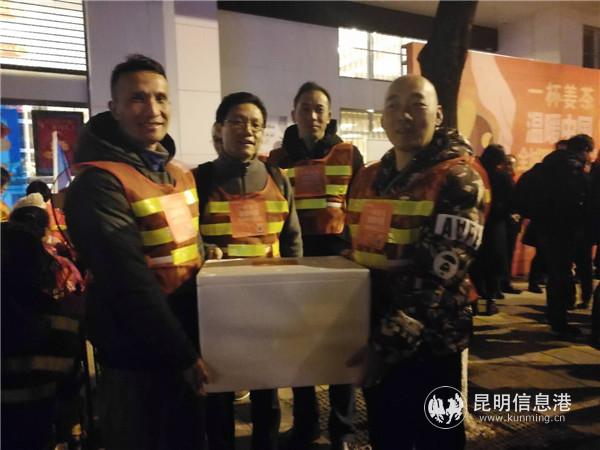 图三 家长们环卫工人带来热腾腾的早餐