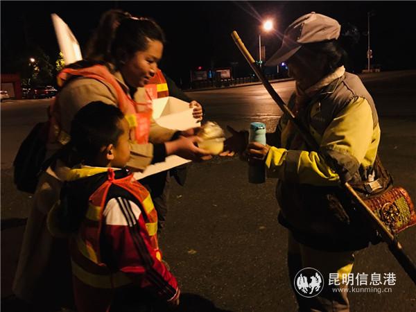 图四 家长为环卫工人递上早餐