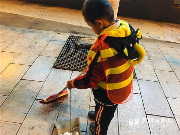 图五 正在帮忙扫地的学生