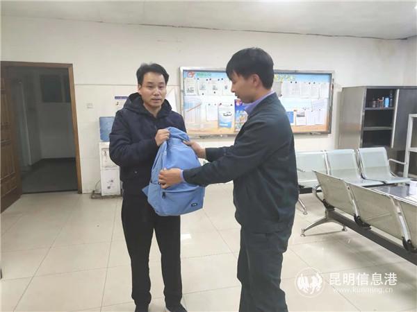 工作人员归还书包 工作人员归还书包