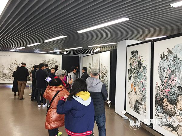 大家在展厅内欣赏作品。记者孙红亮摄