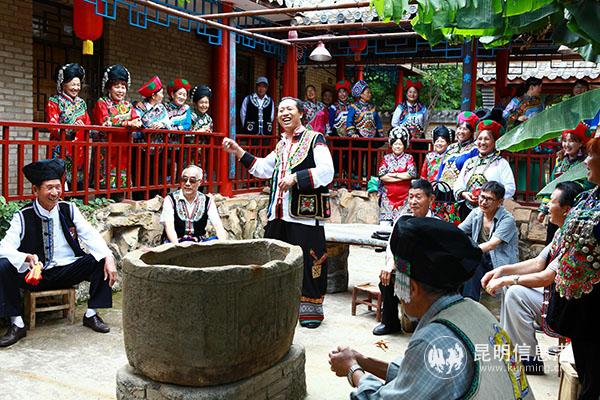 图片1：少数民族群众对歌。供图。