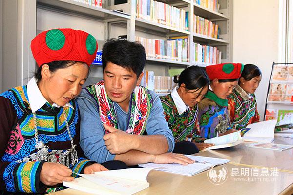 图片3：少数民族群众学习党的民族政策。供图。