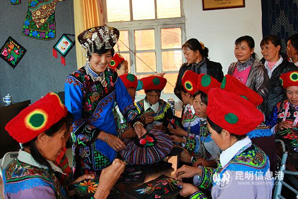 图片4：省级非遗传承人游定美在进行彝绣授课。供图。