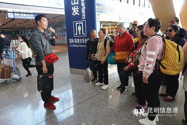 周权为盲友和志愿者讲注意事项 供图 周权为盲友和志愿者讲注意事项 供图