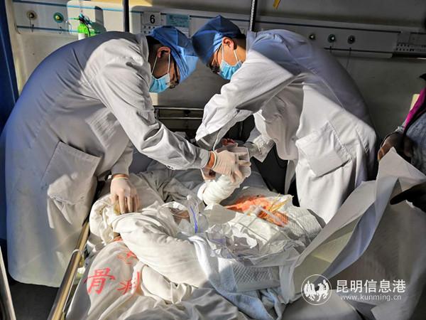 医生正在帮小豪的伤口换药 医生正在帮小豪的伤口换药