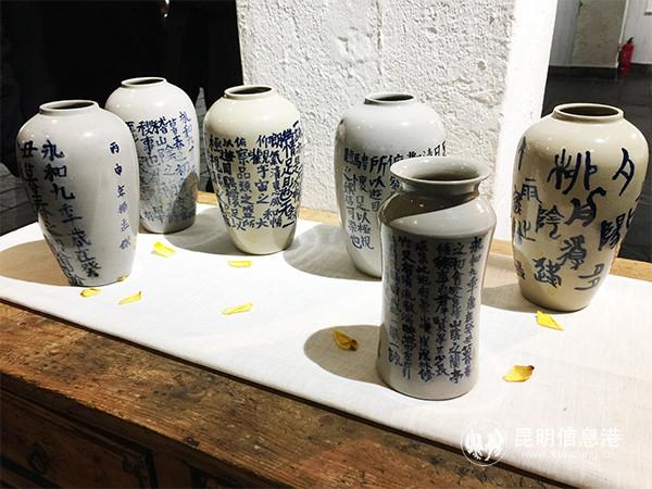 胡写涂陶（云南清花）活动部分作品。记者孙红亮摄