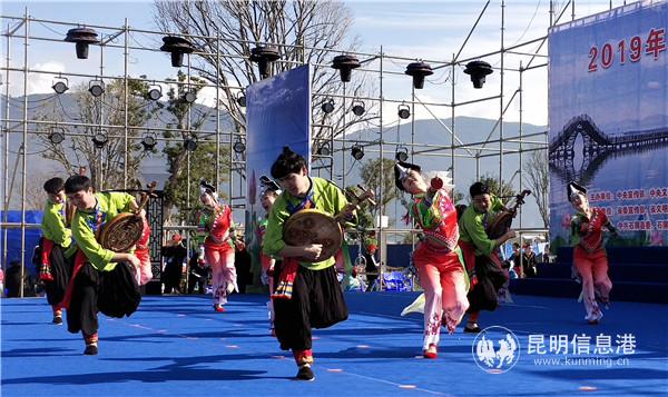 《脱贫攻坚有话说》表演