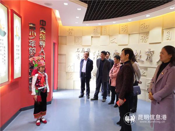 调研石屏县东风小学青少年法治教育基地